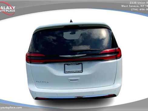 Used 2023 Chrysler Pacifica Touring-L image 6