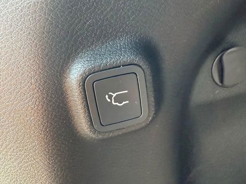 Used 2019 Jeep Cherokee Limited image 37