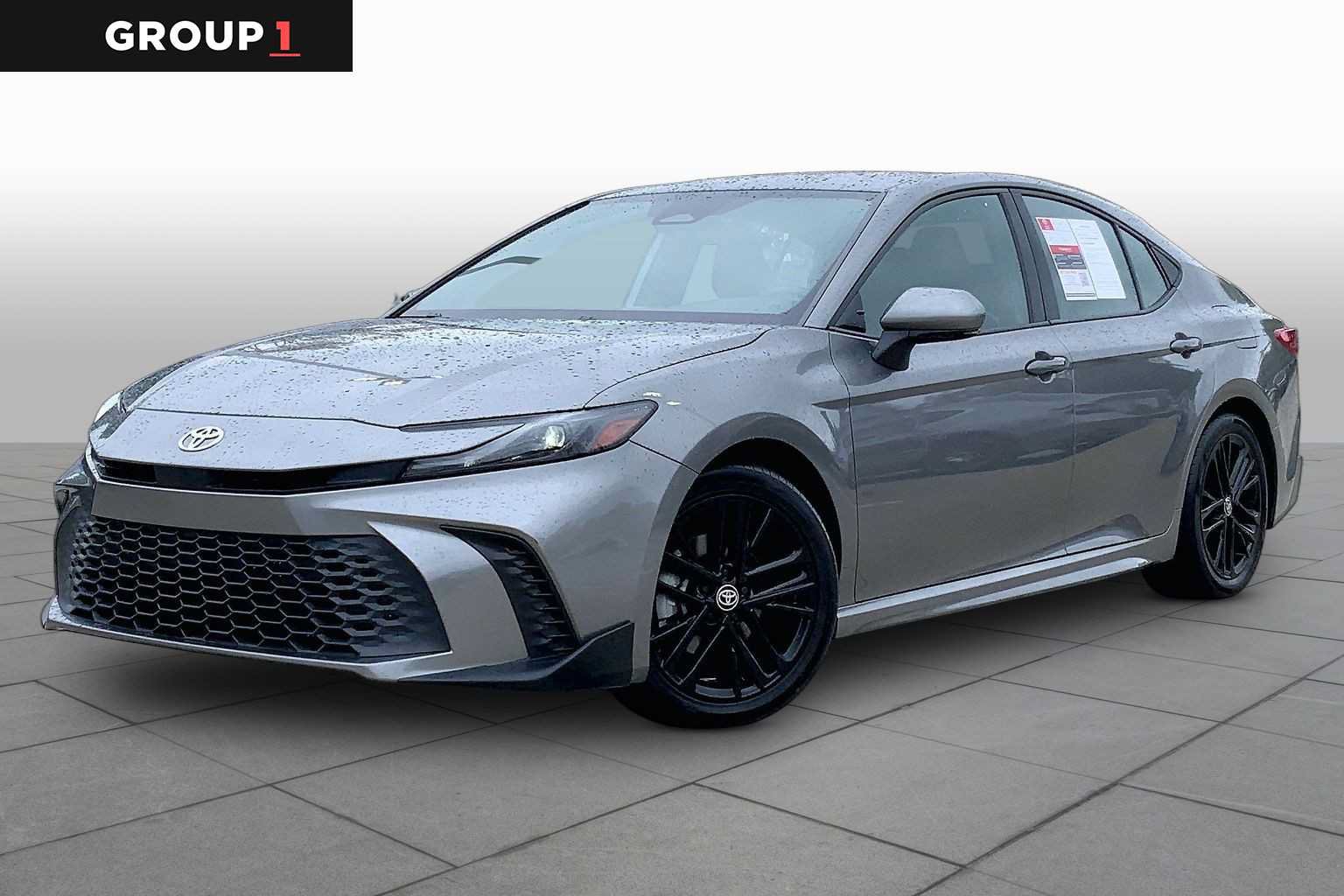 Used 2025 Toyota Camry SE FWD image 1