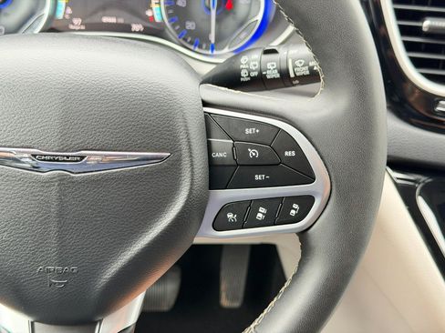 Used 2023 Chrysler Pacifica Touring-L FWD image 79