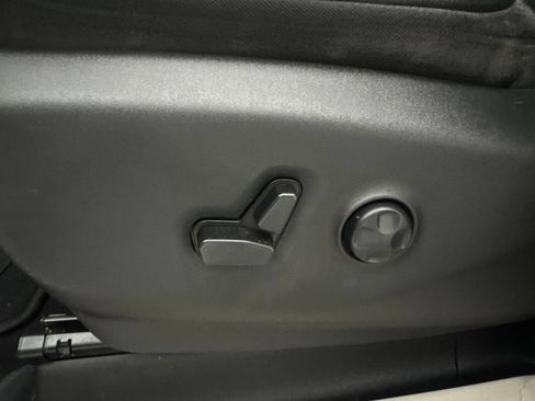 Used 2020 Chrysler Pacifica Touring-L FWD image 20