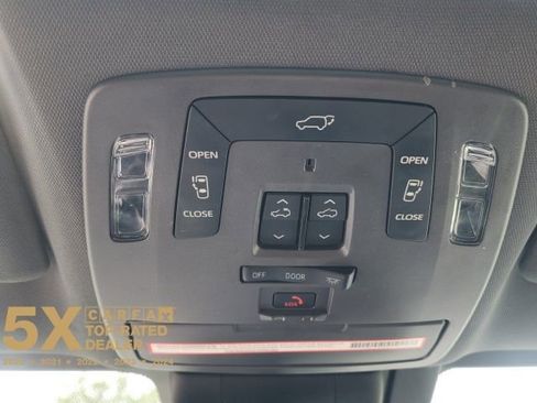 Used 2021 Toyota Sienna Platinum image 33