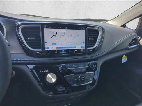 New 2026 Chrysler Pacifica Select image 9