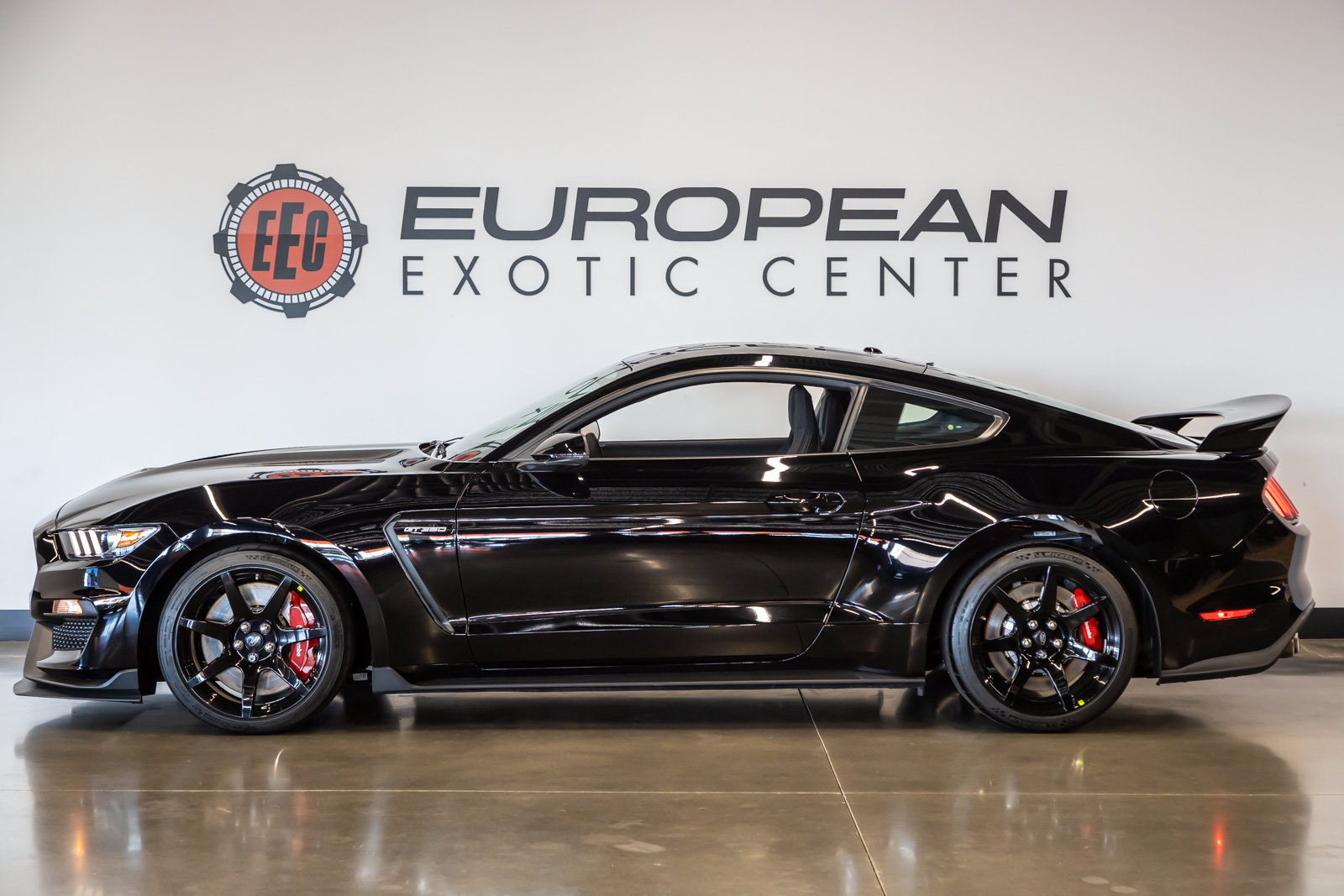 Used 2019 Ford Mustang Shelby GT350R w/ GT350R Equipment Group 920A RWD image 7