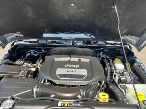 Used 2018 Jeep Wrangler Unlimited Sahara w/ Connectivity Group AWD/4WD image 35