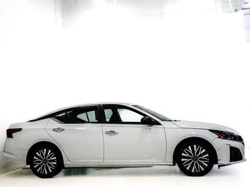 Used 2024 Nissan Altima 2.5 SV FWD image 4
