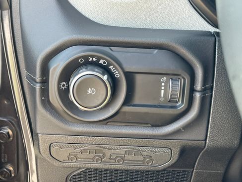 Used 2025 Jeep Wrangler Unlimited Sahara AWD/4WD image 30