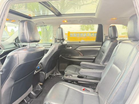 Used 2019 Toyota Highlander Limited Platinum FWD image 25