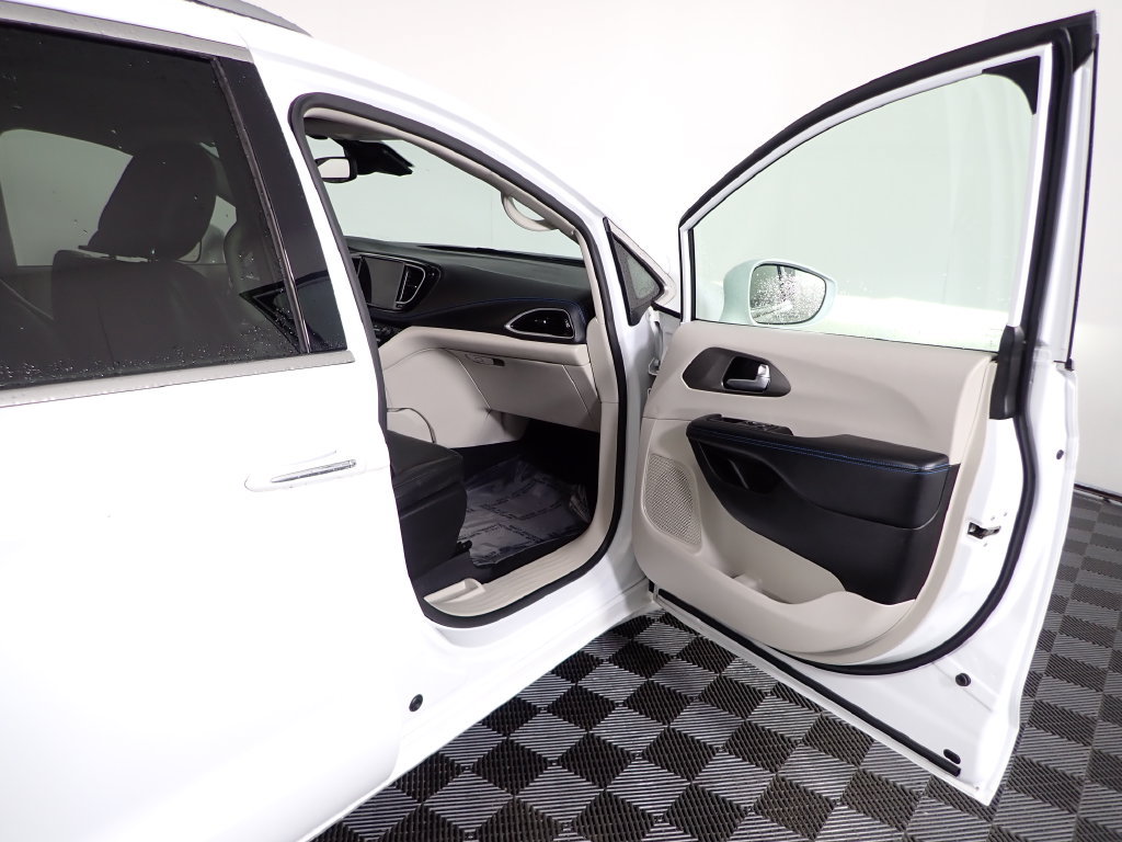 Used 2021 Chrysler Pacifica Touring-L FWD image 35