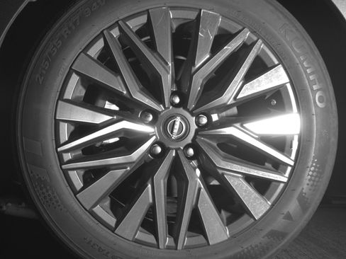Used 2025 Nissan Altima 2.5 SV FWD image 12