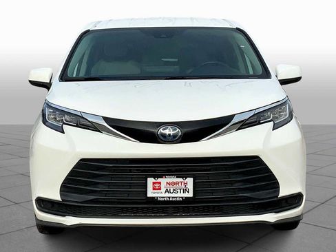 Used 2022 Toyota Sienna LE image 3