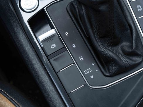 Used 2018 Volkswagen Tiguan SE image 28