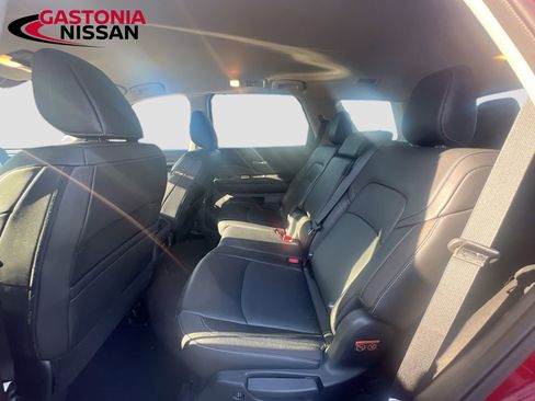 Used 2024 Nissan Pathfinder SL image 32