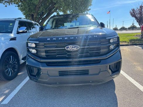 Used 2025 Ford Expedition Active AWD/4WD image 2