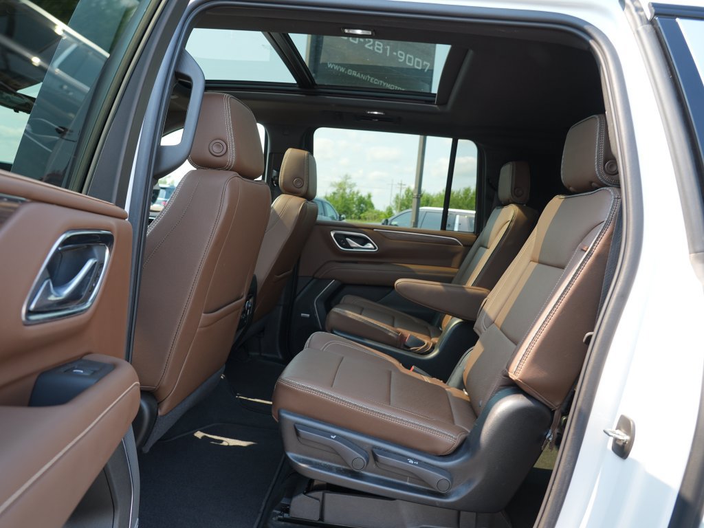 Used 2022 Chevrolet Suburban High Country AWD/4WD image 18