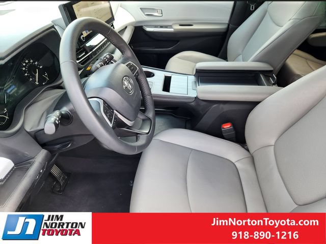 Used 2026 Toyota Sienna XLE FWD image 13