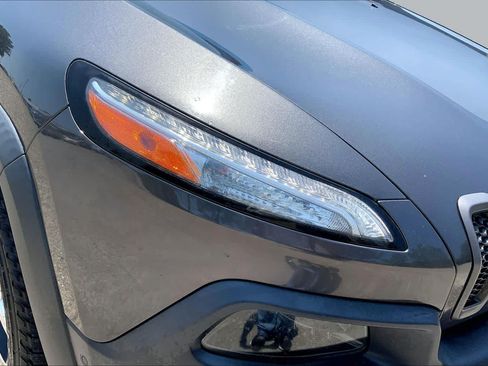 Used 2017 Jeep Cherokee Trailhawk AWD/4WD image 27