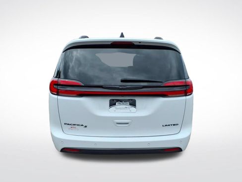 Used 2025 Chrysler Pacifica Limited FWD image 4