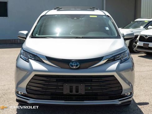 Used 2022 Toyota Sienna XLE FWD image 2