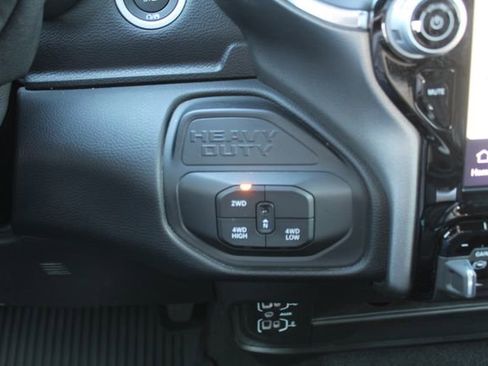 Used 2025 RAM 2500 Laramie AWD/4WD image 32