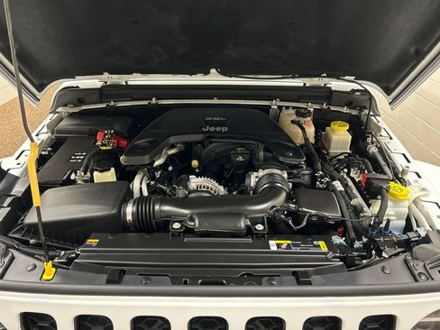 Used 2021 Jeep Gladiator Overland AWD/4WD image 12