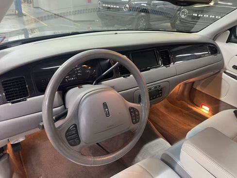 Used 1999 Lincoln Town Car Signature image 10