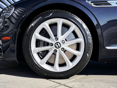 Used 2024 Bentley Flying Spur V8 image 3