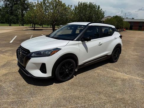 Used 2023 Nissan Kicks SR w/ SR Premium Package FWD image 12