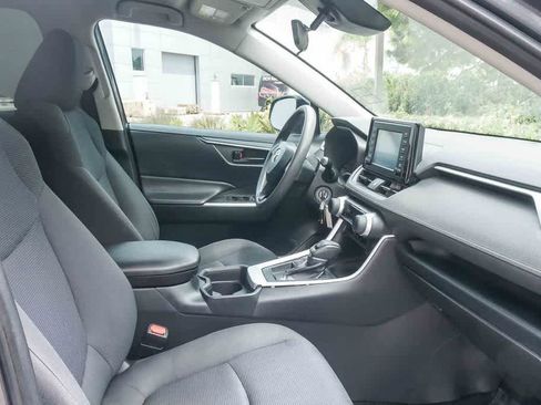 Used 2019 Toyota RAV4 LE FWD image 16