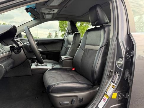 Used 2014 Toyota Camry SE w/ Moonroof Package FWD image 14