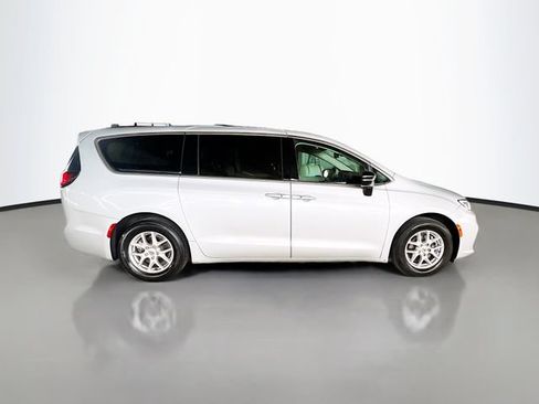 Used 2024 Chrysler Pacifica Touring-L FWD image 9