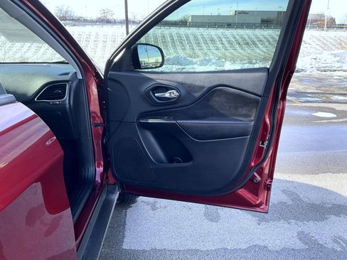 Used 2019 Jeep Cherokee Trailhawk image 16