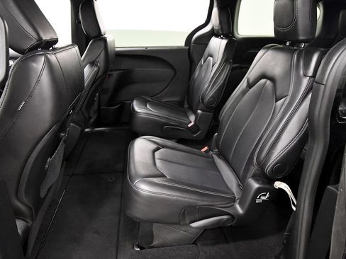Used 2025 Chrysler Pacifica Select FWD image 15