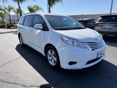 Used 2017 Toyota Sienna LE FWD image 2