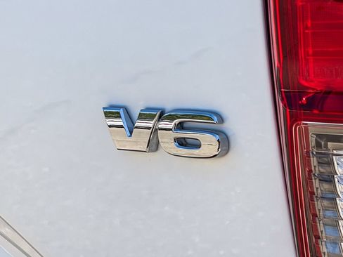 Used 2017 Toyota Tacoma TRD Sport AWD/4WD image 9