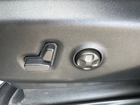 Used 2025 Chrysler Pacifica Select FWD image 35