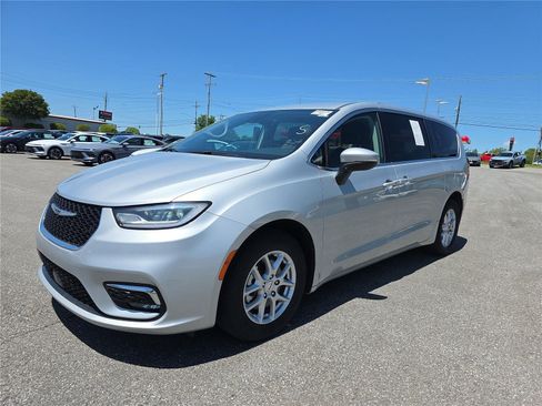 Used 2023 Chrysler Pacifica Touring-L FWD image 9