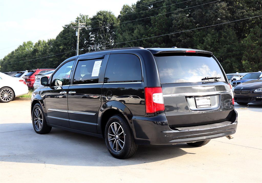Used 2016 Chrysler Town & Country Touring FWD image 5