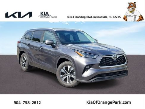 Used 2024 Toyota Highlander XLE FWD image 1