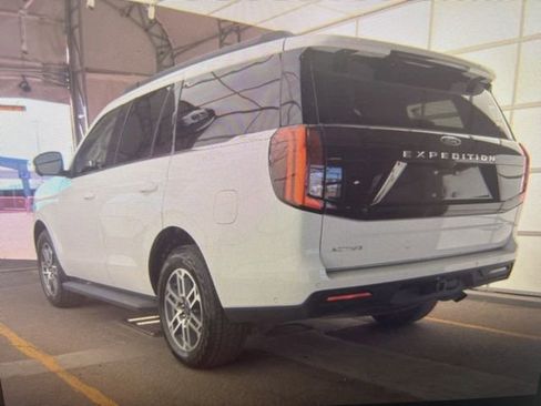 Used 2025 Ford Expedition Active image 3