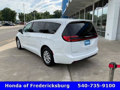 Used 2024 Chrysler Pacifica Touring-L FWD image 4