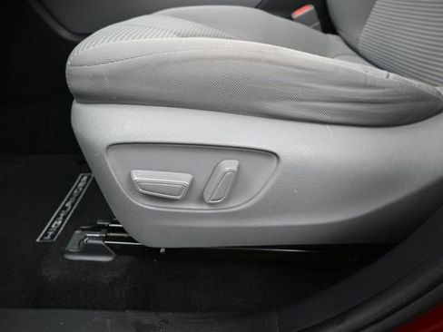 Used 2020 Toyota Highlander LE image 10