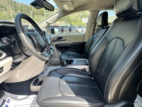 Used 2024 Chrysler Pacifica Touring-L FWD image 8