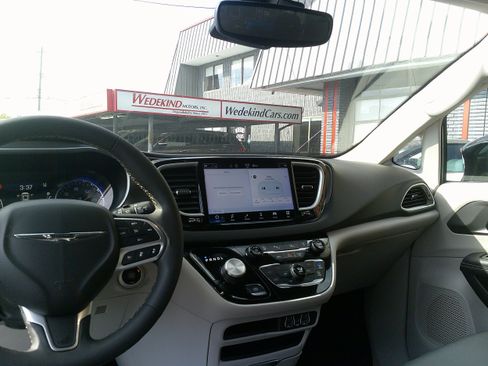 Used 2024 Chrysler Pacifica Touring-L FWD image 19