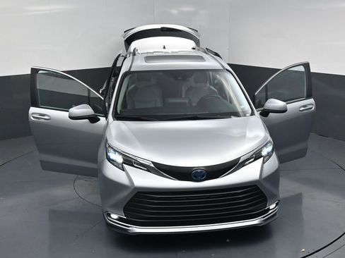 Used 2024 Toyota Sienna XLE image 27