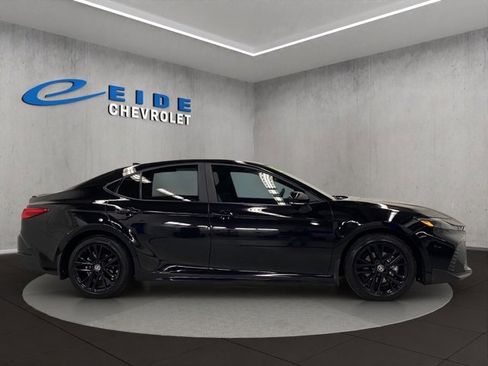 Used 2025 Toyota Camry SE image 2