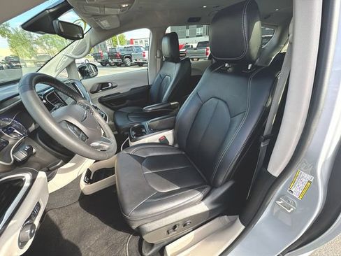 Used 2024 Chrysler Pacifica Touring-L FWD image 18