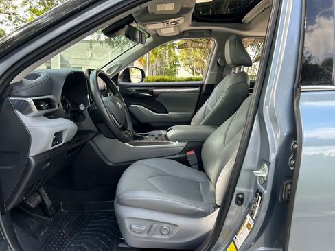 Used 2021 Toyota Highlander Limited image 16