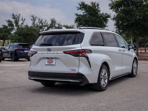 Used 2023 Toyota Sienna Platinum image 5