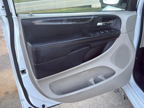 Used 2015 Chrysler Town & Country Touring FWD image 10